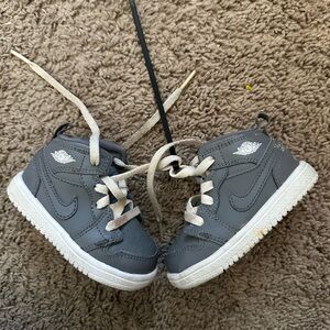 Jordan Kids Sneakers in Gray and White